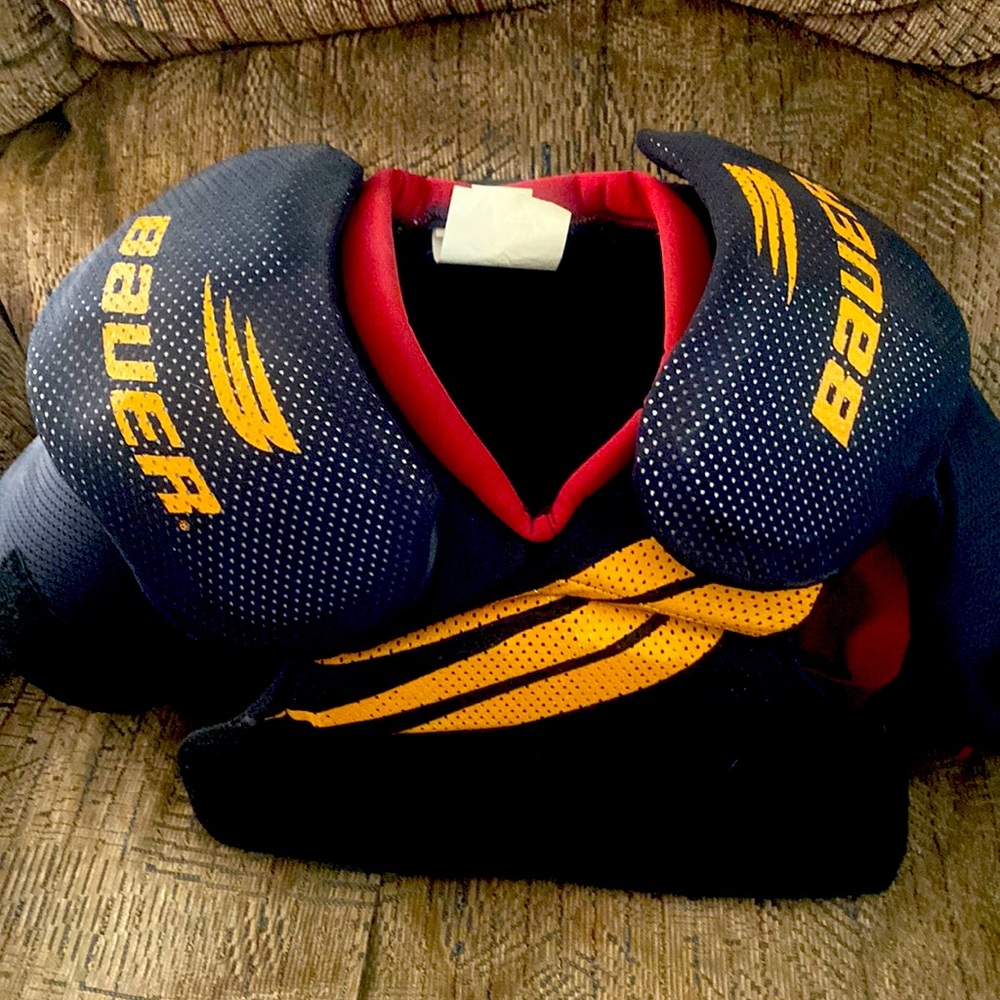 Youth hockey shoulder pads. size is S/P SPX70